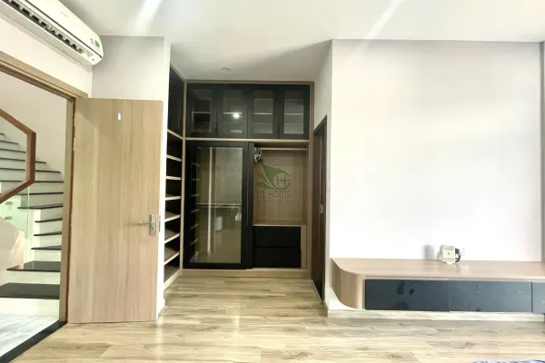 House, 3 спальни, 300.00 м²