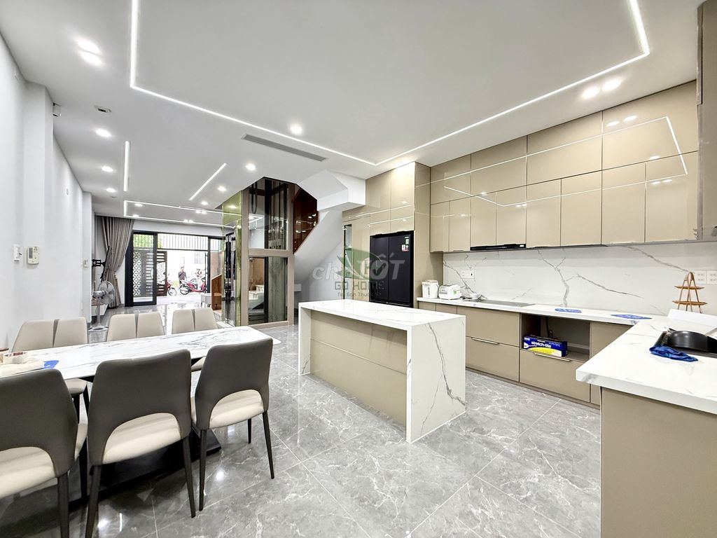 House, 3 спальни, 300.00 м² 3