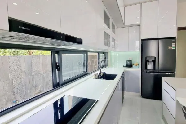 Дом, 3 спальни · 285 м²