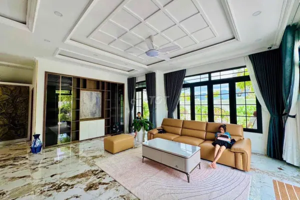 Дом, 6 спален · 330 м²