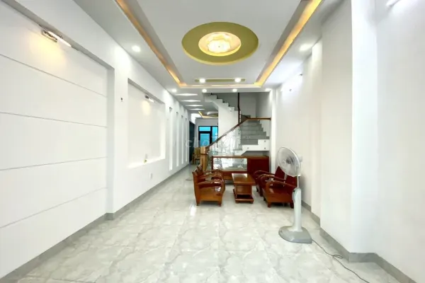 Дом, 4 спальни · 280 м²