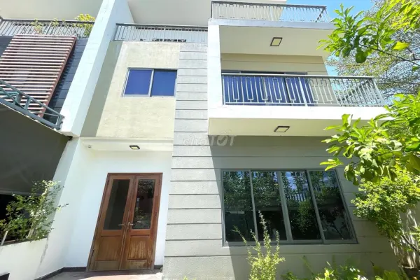 Дом, 4 спальни · 600 м²