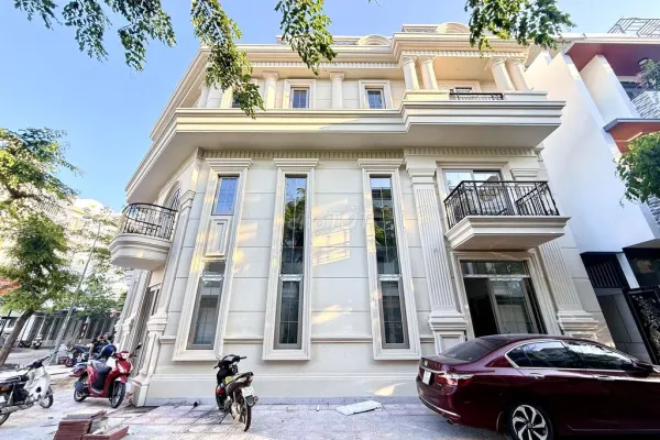 Дом, 4 спальни · 360 м²