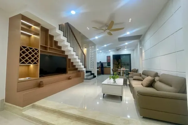 Дом, 3 спальни · 270 м²