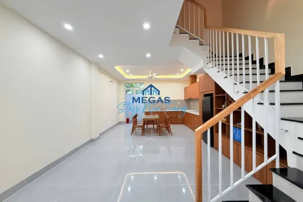 Дом, 3 спальни · 270 м²