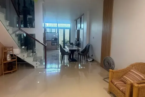 Дом, 3 спальни · 270 м²