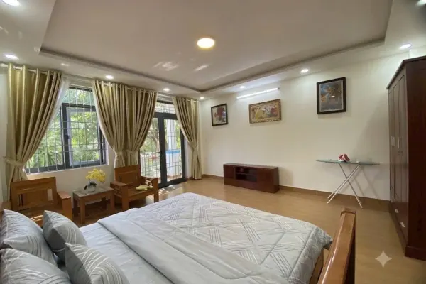 Дом, 3 спальни · 280 м²