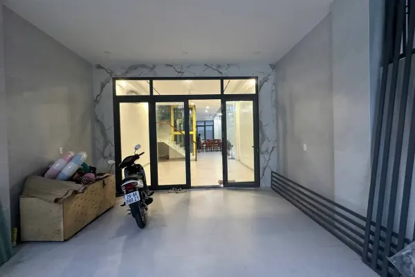 Дом, 4 спальни · 270 м²