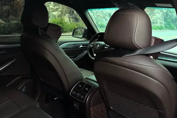 VinFast LUX SA2.0 5
