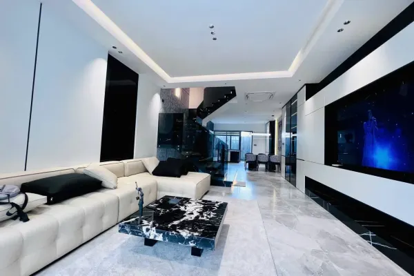 Дом, 3 спальни · 270 м²