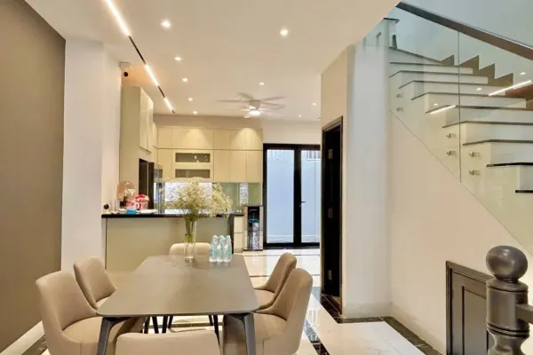 Дом, 3 спальни · 270 м²