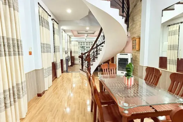 Дом, 5 спален · 250 м²