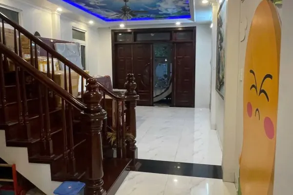 Дом, 4 спальни · 370 м²