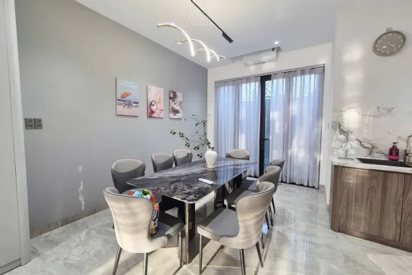 Дом, 3 спальни · 270 м²