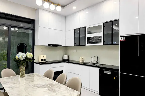 Дом, 4 спальни · 270 м²