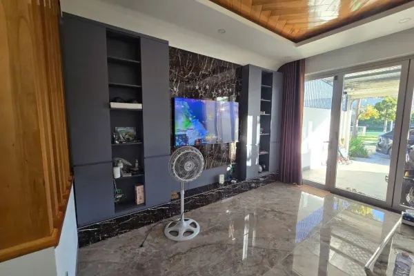 Дом, 3 спальни · 270 м²