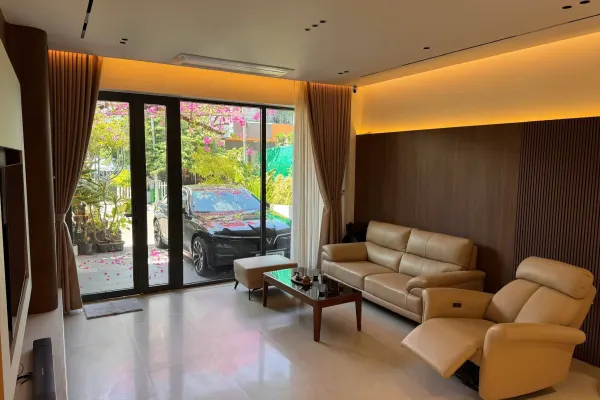 Дом, 3 спальни · 270 м²