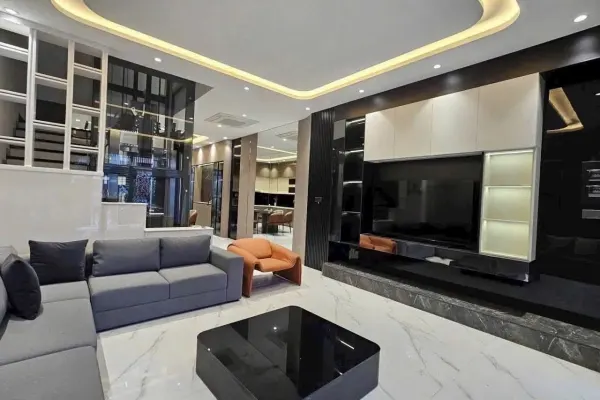 Дом, 4 спальни · 270 м²