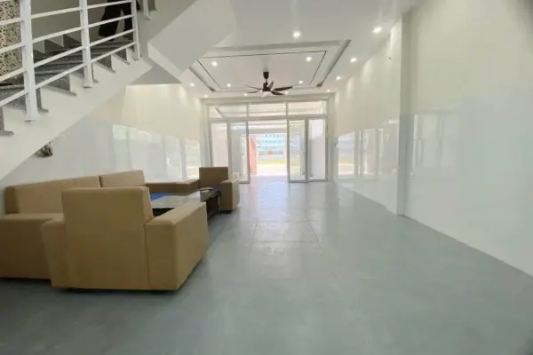 Дом, 4 спальни · 240 м²