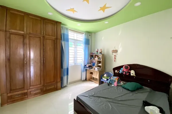 Дом, 4 спальни · 240 м² 4