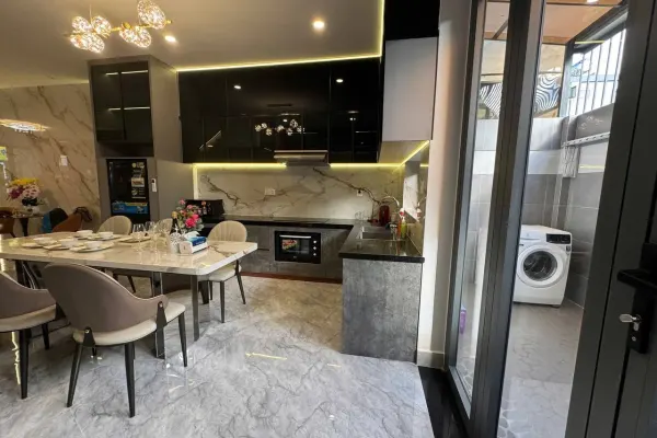 Дом, 4 спальни · 270 м² 4