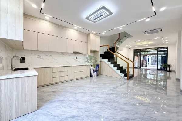 House, 4 спальни, 300.00 м² 2