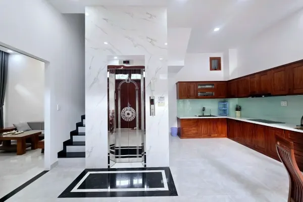 House, 5 спальни, 300.00 м²
