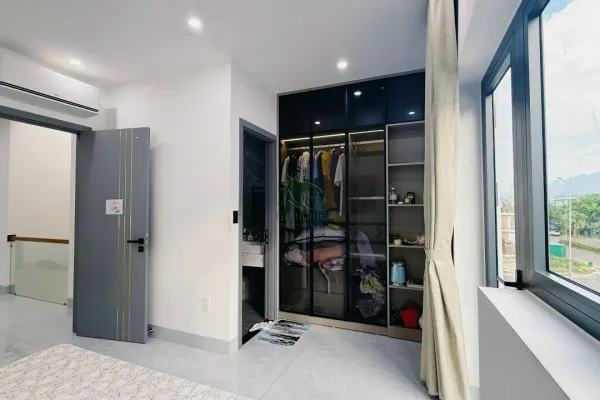 House, 3 спальни, 300.00 м² 2