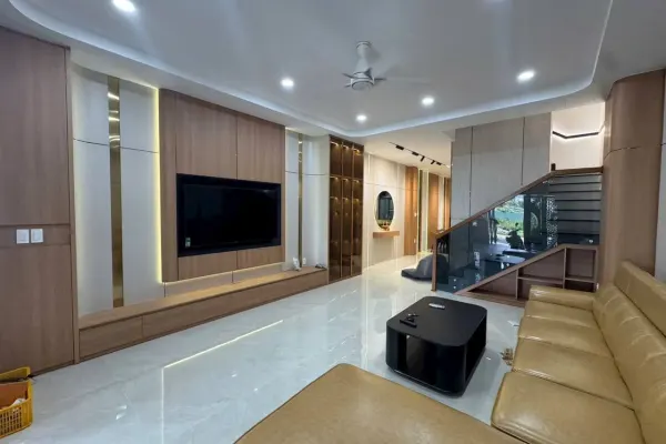 Дом, 3 спальни · 270 м²