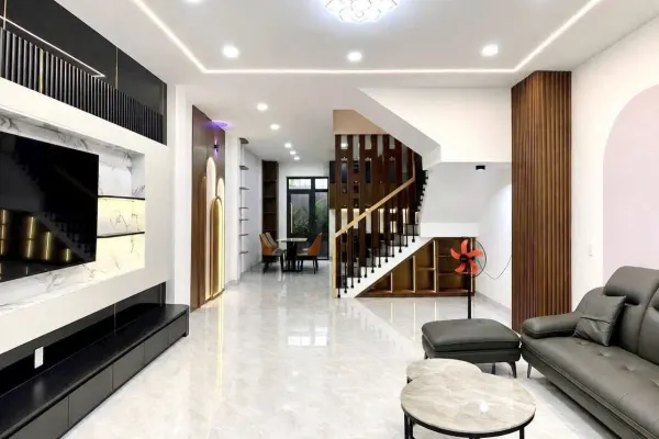 Дом, 3 спальни · 270 м²