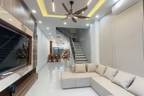 Дом, 3 спальни · 270 м²
