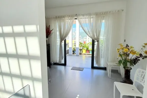Дом, 4 спальни · 250 м²