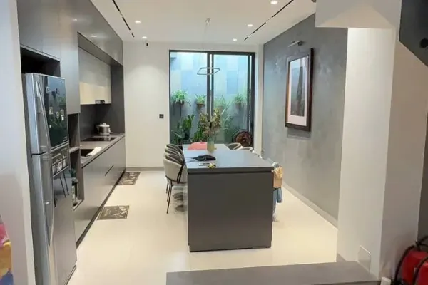 Дом, 4 спальни · 250 м² 4