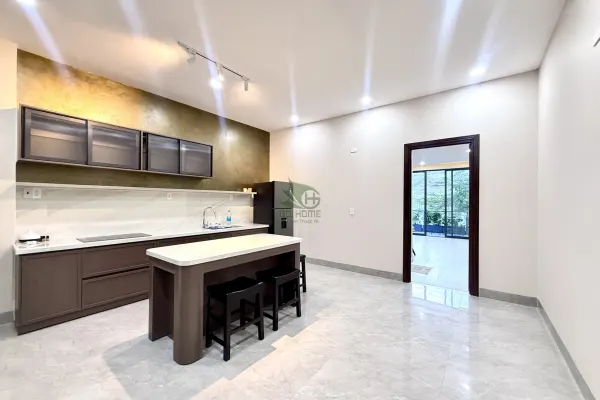 House, 3 спальни, 300.00 м²
