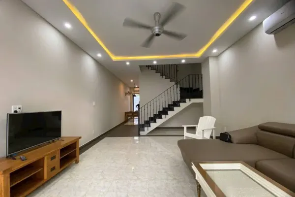 Дом, 4 спальни · 270 м²