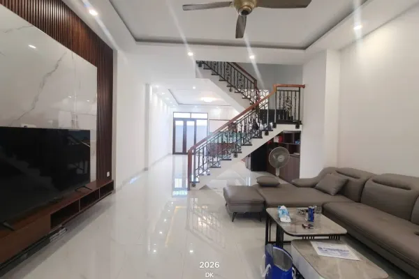 Дом, 3 спальни · 270 м²