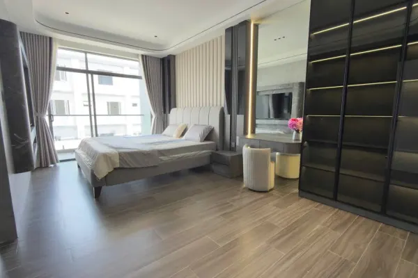 Дом, 3 спальни · 300 м²