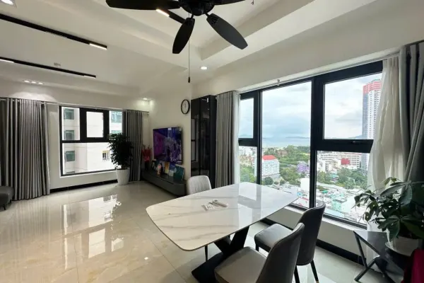 Квартира, 3 спальни · 160 м²
