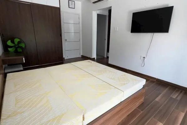 Дом, 3 спальни · 270 м²
