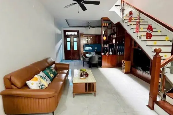 Дом, 3 спальни · 270 м²