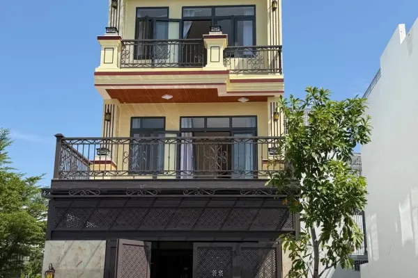 Дом, 4 спальни · 270 м²