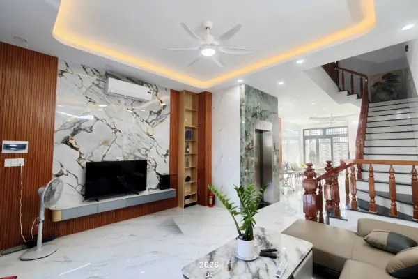 Дом, 3 спальни · 240 м²