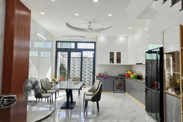 Дом, 3 спальни · 240 м² 3