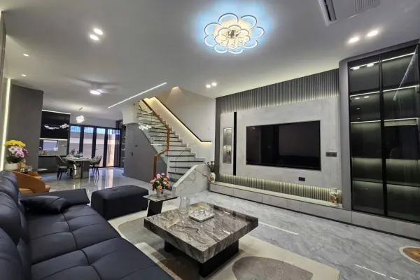 Дом, 4 спальни · 270 м²