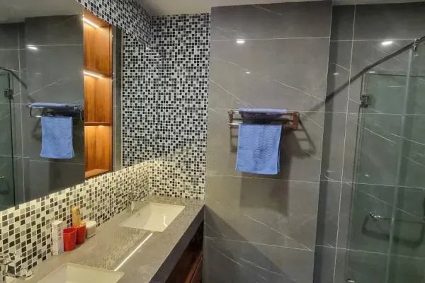 Дом, 4 спальни · 270 м²