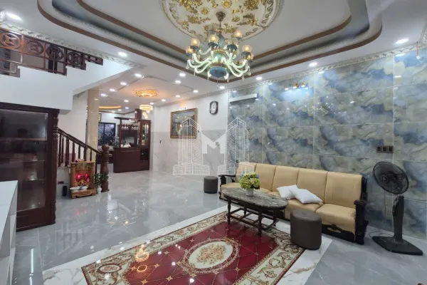 Дом, 3 спальни · 270 м²