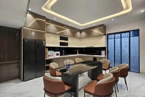 Дом, 4 спальни · 270 м²