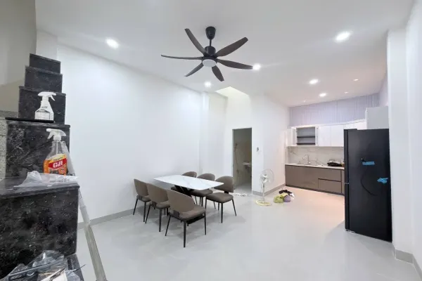 Дом, 3 спальни · 210 м²
