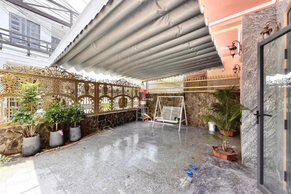 Дом, 5 спален · 300 м²