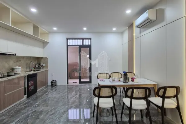 Дом, 4 спальни · 350 м² 4